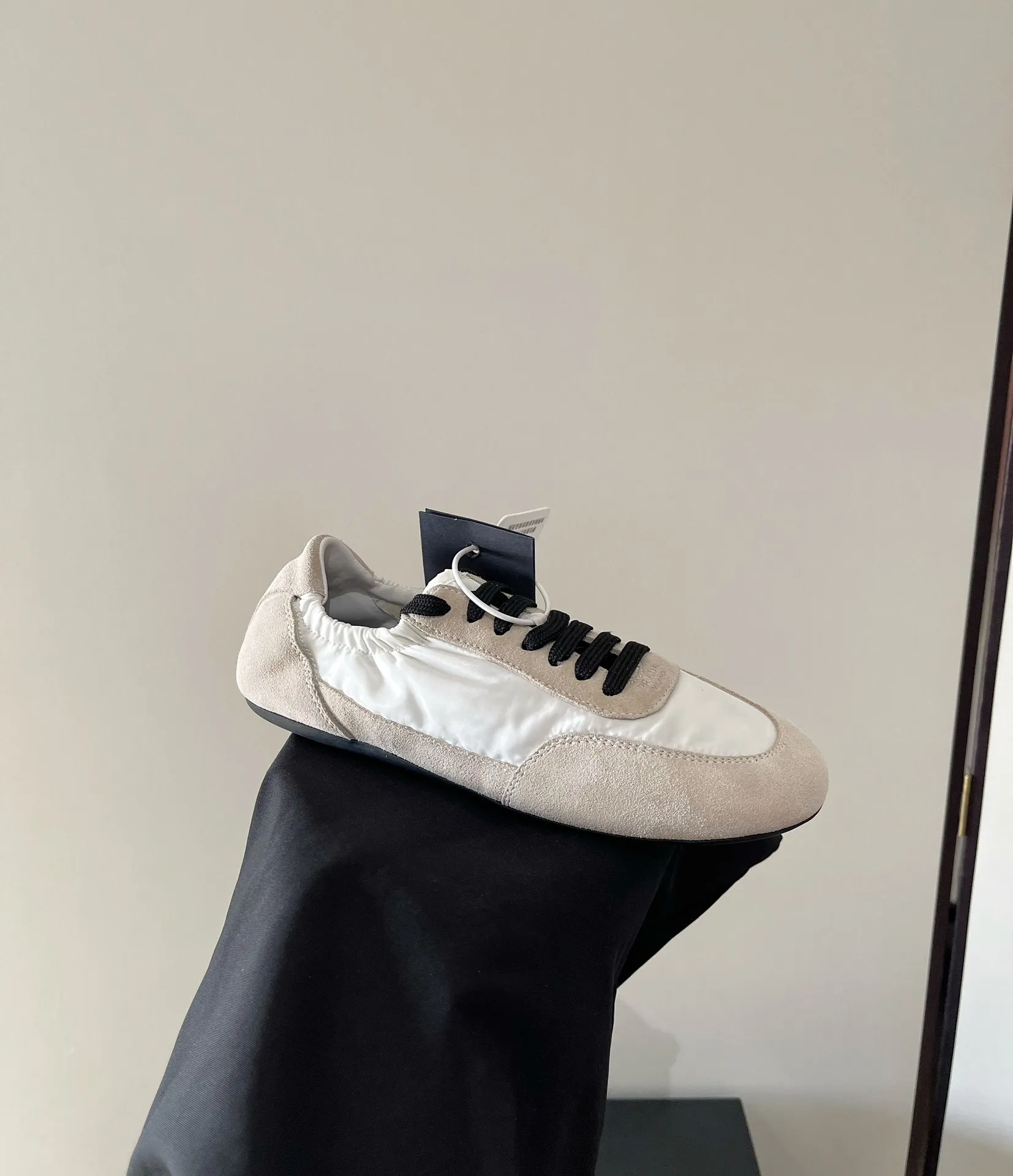 👟👟Ex-factory price 540👟👟 PRADA multi-color comfortable new Dexun ballet shoes in early spring🥂 The original top-quality replica is sold simultaneously at the counter. The fabric is made of specially imported fabrics mixed with Beijing leather. The whole pair of shoes has a very high texture. The lining is cowhide and the original imported rubber sole. The style is simple and fashionable, and the upper feet are very delicate! Color: 11 colors Heel height: flat Size: 35-41 (40 to 41 customized, non-refundable)